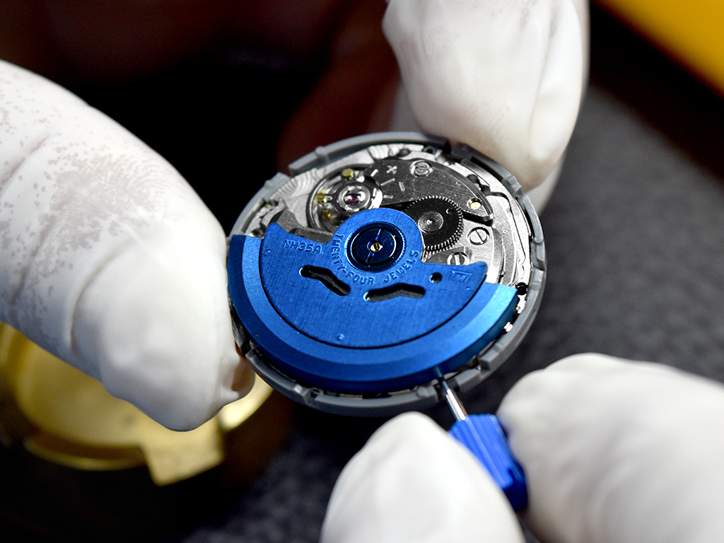 Rotating the roter to check the movement winding manually.