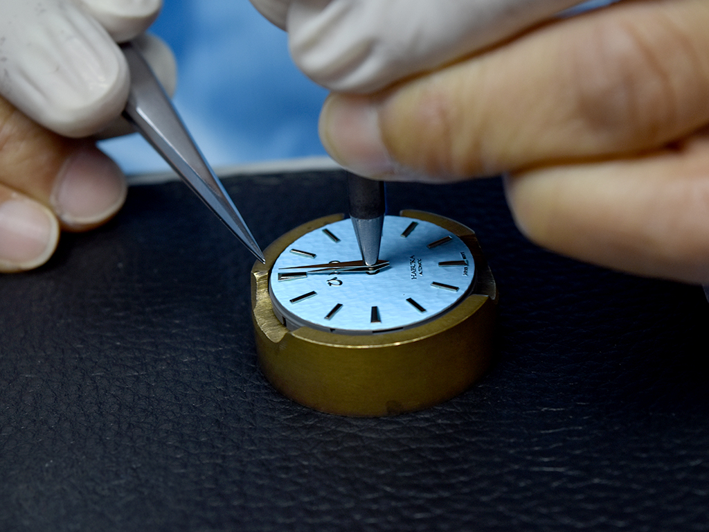 A shot of one of the few watchmaker attaching the hands of Habuka Deluxe Aaki Lake.