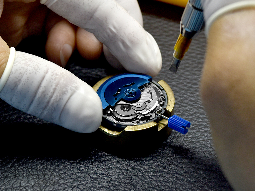Starting with the movement, after adjustment the watchmaker inserts the heated blue roter.
