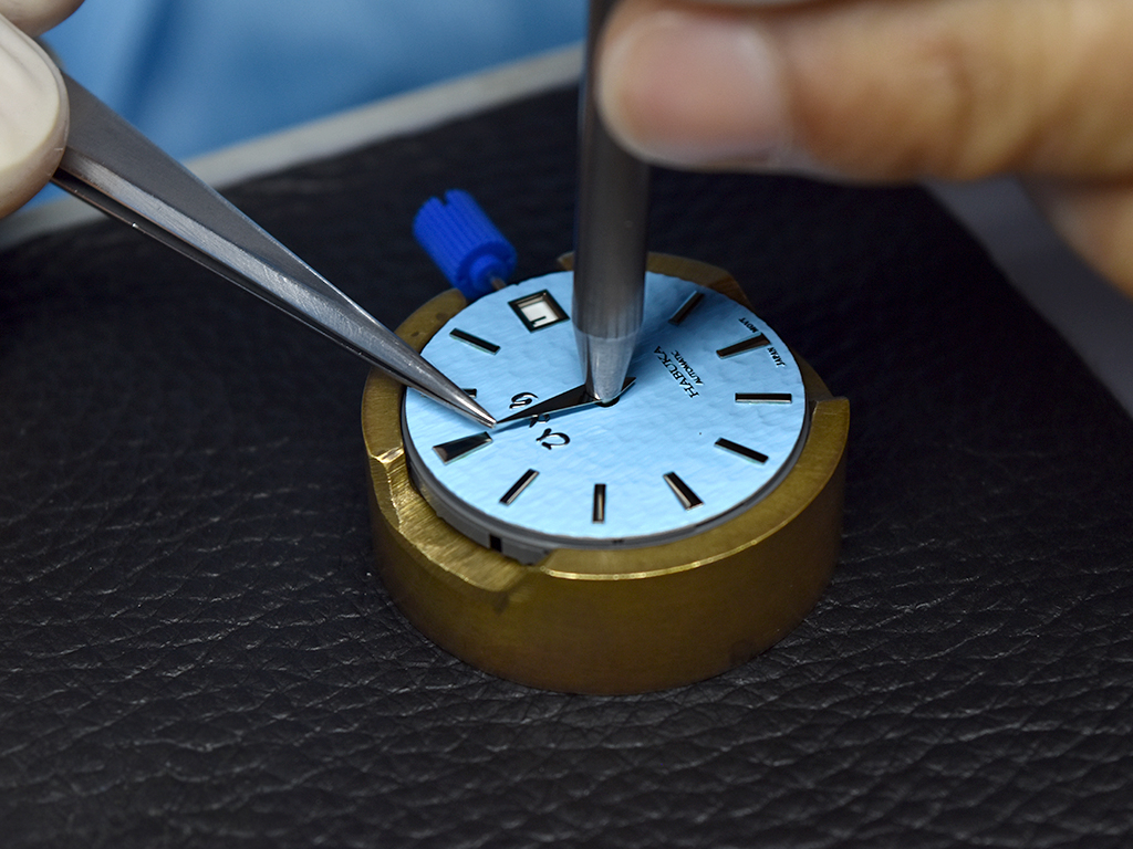 Adjusting till the date jumps near 12 'o clock in order to attach and align each hand