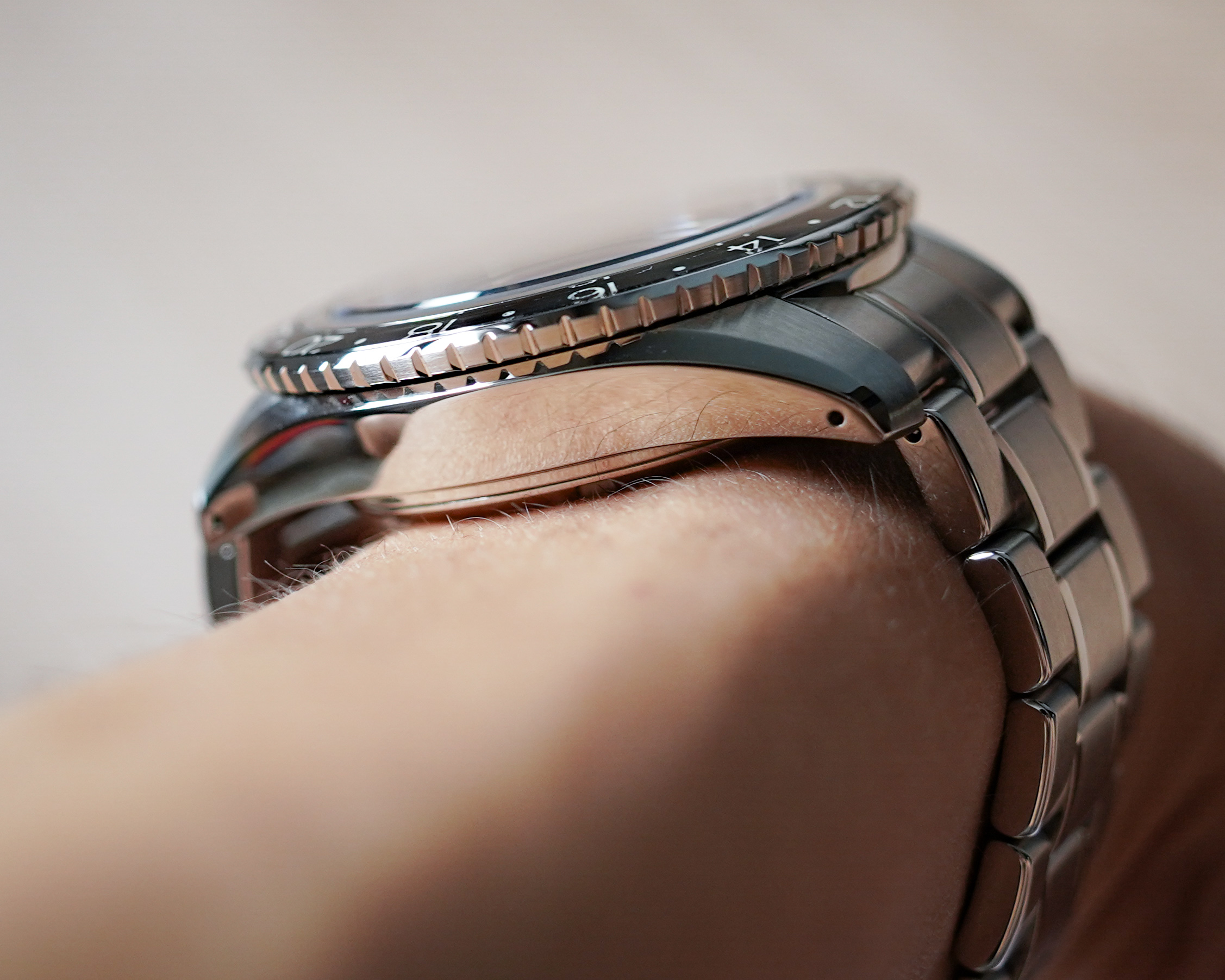 The beefier case of the SBGE001 clads a mirror-polished finishing on the sides.
